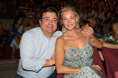 Fernández Vara asiste al estreno de Antígona