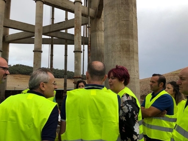 La consejera Begoña García visita las obras de emergencias para riego de la Comunidad de Regantes de Peraleda de la Mata
