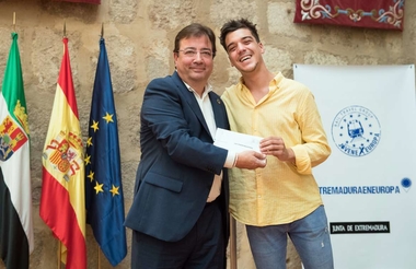 El presidente de la Junta de Extremadura recibe a jóvenes becados que viajarán por la UE para convivir en el entorno europeo
