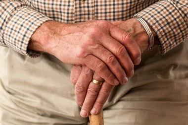 DÍA DE LOS ABUELOS. La doble carga del abuelo sándwich: cuidado de familiares en situación de dependencia y nietos