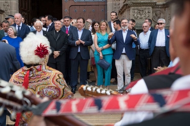 Fernández Vara señala que los mayores son una pieza fundamental de la sociedad y la economía del país y de la región