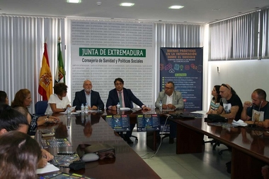 El consejero de Sanidad y Servicios Sociales y FEAFES presentan una campaña sobre buenas prácticas en la información sobre el suicidio