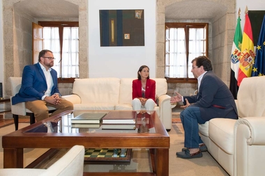 El presidente de la Junta se reúne con la ministra de Industria, Comercio y Turismo, Reyes Maroto
