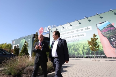 Fernández Vara visita la casa sostenible y autosuficiente de la empresa LG