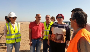 La consejera Begoña García destaca el notable avance de las obras de los regadíos de Villanueva del Fresno