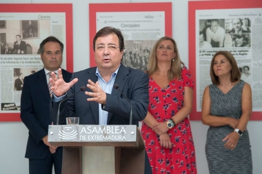 Fernández Vara destaca que la base más amplia de la democracia reside en los ayuntamientos