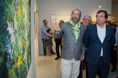 Fernández Vara pone en valor la obra y trayectoria del pintor Miguel Ángel Bedate