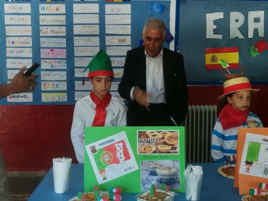 Rodríguez de la Cruz asiste a la celebración del Día Europeo de las Lenguas en el colegio de Villanueva del Fresno