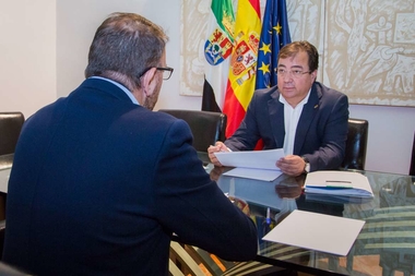 El presidente de la Junta de Extremadura, Guillermo Fernández Vara, se entrevista con el alcalde de Mérida