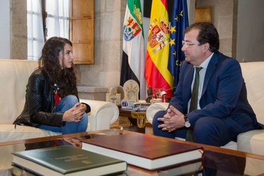 Fernández Vara recibe a la portavoz de Unidas por Extremadura, Irene de Miguel