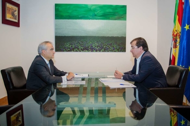 El presidente de la Junta de Extremadura se reúne con el alcalde de Badajoz, Francisco Javier Fragoso
