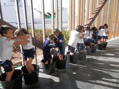 Unos 500 escolares de la provincia participan en Almendralejo en el VIII Taller de Vendimia