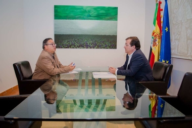 Fernández Vara recibe al alcalde de Almendralejo, José María Ramírez