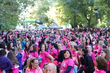 Nuria Flores asiste a la II Carrera de la Mujer y la Marcha Rosa de Cáceres