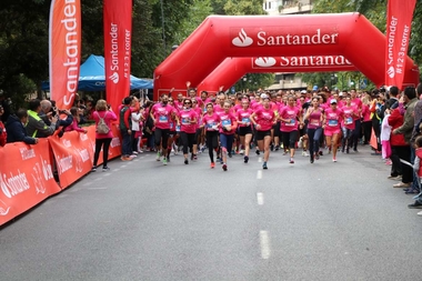 Nuria Flores asiste a la II Carrera de la Mujer y la Marcha Rosa de Cáceres Más de 6.000 personas han participado en esta actividad solidaria