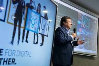 Fernández Vara destaca la importancia de adaptar la formación al mundo en el que vivimos para garantizar el futuro de la región