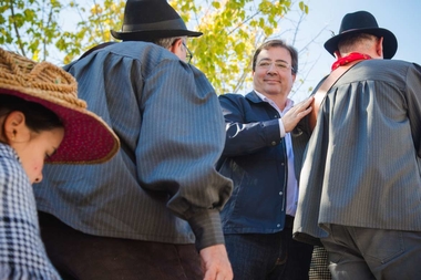 Fernández Vara aboga por el trabajo conjunto para conseguir la denominación de origen de la cabra en Extremadura