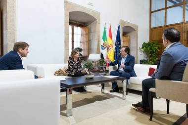 El presidente de la Junta se reúne en Mérida con directivos de la Fundación Caja Extremadura
