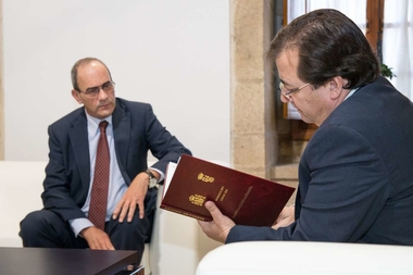 El presidente de la Junta recibe la Memorial Anual de la Fiscalía en la que se recogen las actividades y el balance de delitos en 2018