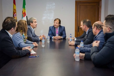 Fernández Vara recibe a representantes de la Asociación Doble Cristal