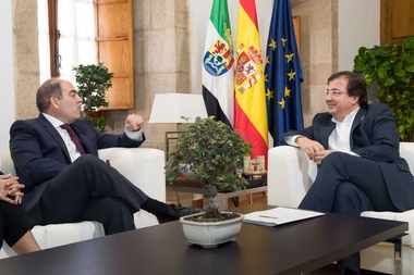Fernández Vara se reúne en Mérida con el presidente de ATA, Lorenzo Amor