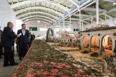 Fernández Vara visita en Almendralejo el Belén del artista extremeño José María Sanfélix