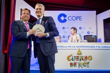 Fernández Vara asiste a la entrega de los premios 'A cuerpo de rey'