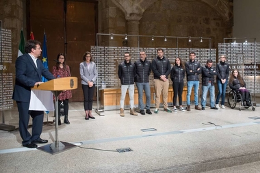 El presidente de la Junta recibe a los deportistas individuales patrocinados por la Fundación Jóvenes y Deportes