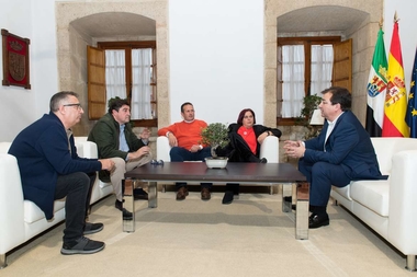 Fernández Vara y las OPAS acuerdan la puesta en marcha de una mesa de trabajo para abordar los bajos precios en el campo extremeño