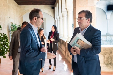 Fernández Vara recibe al productor de 'Buñuel en el laberinto de las tortugas', ganadora de un premio Goya