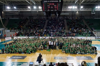 Fernández Vara asiste a la presentación de la cantera del Cáceres Ciudad del Baloncesto
