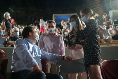 El presidente de la Junta de Extremadura, Guillermo Fernández Vara, asistió al estreno de la obra 'Anfitrión' en el Festival de Mérida