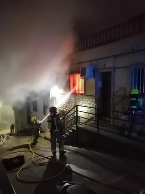 Tres personas resultan heridas en el incendio que tuvo lugar ayer por la tarde en la Calle Sol de la capital cacereña