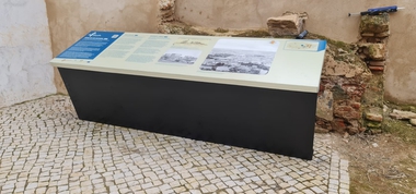 Un nuevo panel informativo ya forma parte de la señalización de la Alcazaba