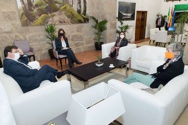 Fernández Vara recibe a la embajadora de España en Portugal