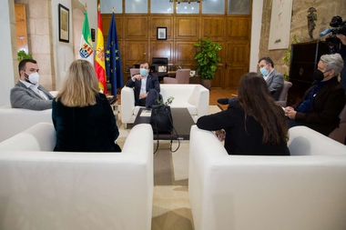 Fernandez Vara se reúne con representantes de la Plataforma Salvemos la Montaña de Cáceres