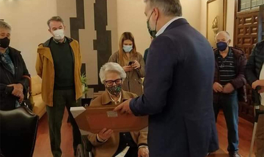 Piedad Daza y Pablo Vicente reciben las réplicas de los azulejos de las calles que llevarán su nombre en la dedicatoria
