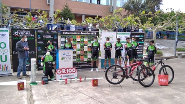 Sonia Bejarano destaca el compromiso institucional con el deporte responsable en la presentación del equipo ciclista Extremadura Ecopilas