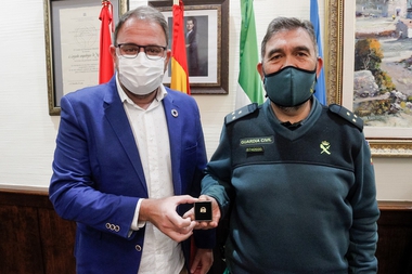 El Alcalde recibe al Capitán de la Guardia Civil, José Fernández Beltrán, que se despide de la ciudad