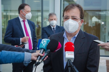 Fernández Vara resalta la apuesta de Deutz por la formación y el aprendizaje para la competitividad de Extremadura