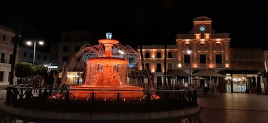 El Ayuntamiento, la fuente de la Plaza de España y varios monumentos se iluminan hoy en color naranja por el Día Nacional de la Epilepsia