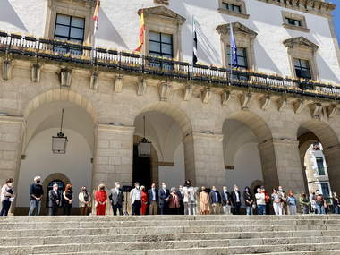 Minuto de silencio en el Ayuntamiento de Cáceres en repulsa por los asesinatos de mujeres víctimas de la violencia machista en este mes de mayo