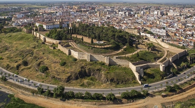 El PSOE denuncia que el desbroce y limpieza de las laderas de la Alcazaba se hizo sin seguimiento arqueológico