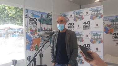 El extremeño Jesús Carrasco, llega a la feria con su novela Llévame a casa