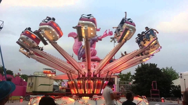 El brazo articulado de una de las atracciones tipo 'saltamontes' se quedó bloqueado el Día del Niño con dos personas en altura