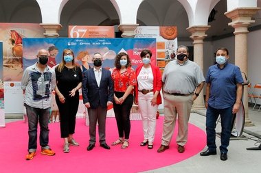 La delegada de educación destaca que el Festival de Mérida piense en todos los públicos y en todas las edades en su programación