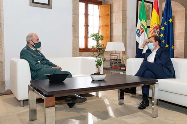 Guillermo Fernández Vara se reúne con el general de brigada de la Guardia Civil
