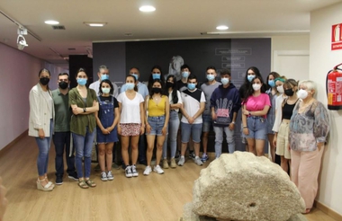 El delegado de Juventud da la bienvenida a los participantes del campo de voluntariado del yacimiento arqueológico de Mérida