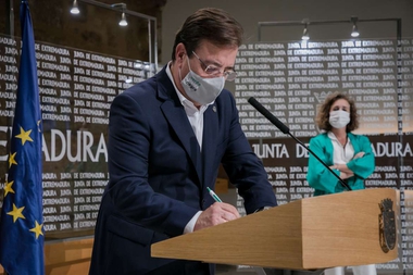 Junta de Extremadura y agentes sociales suscriben el Plan de Energía y Clima 2021-2030 que prevé invertir 18.640 millones de euros en renovables