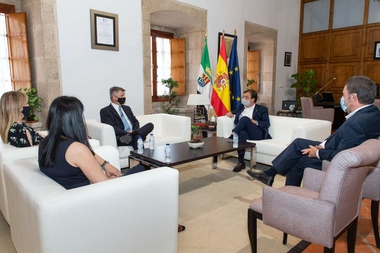 Fernández Vara se reúne con el director de Amazon Customer Fulfillment para España, Francia e Italia, Fred Pattje
